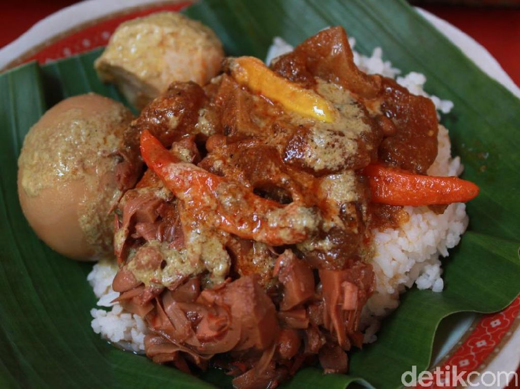 Gudeg Bu Tinah: Gudeg Kaki Lima Enak Langganan Megawati hingga Soeharto
